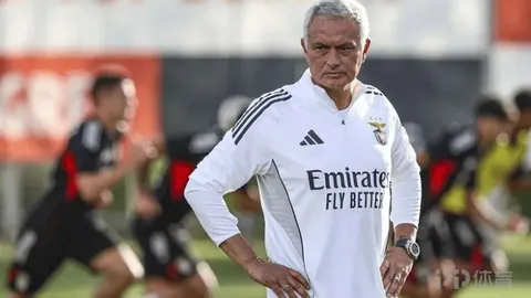 《揭秘国足选帅风云：拉巴迪亚逆袭成黑马，如今争议不再？》